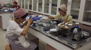 受講生が出来上がった小鯛の料理を食べている様子です