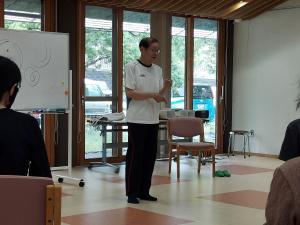 講師が「気功」の説明をしている様子です