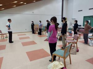 講師から基本動作の説明を受講生が受けている様子です