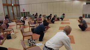 呼吸を整える動作をしている様子です