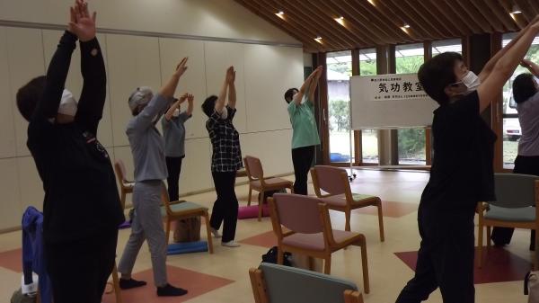 状態をそらす気功のポーズをしている様子です