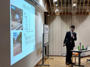 スクリーンを見ながら防災の解説をしている様子です