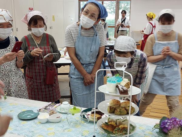 講師のお菓子の見本を鑑賞している受講生の様子です
