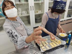 受講生がスコーンを作っている様子です