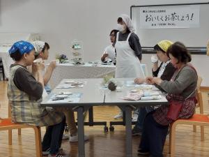 講師が紅茶の淹れ方の説明をしている様子です