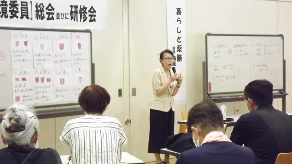 講師が薬膳についての説明をしている様子です
