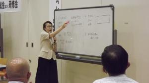 講師が体に害を及ぼす偏食の説明をしている様子です