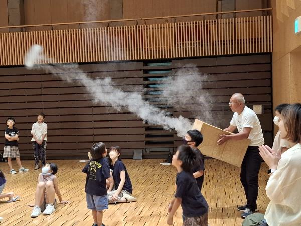 保護者が空気砲をしている様子です