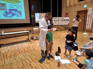 子どもの目の前で雲を作っている様子です