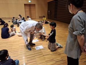 本同士の摩擦を消す方法を講師がしている様子です
