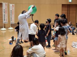 風船を使った実験をしている様子です