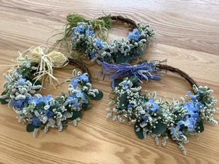 青い小花のリース