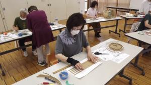 受講生が小さなかごの底の部分を作っている様子です