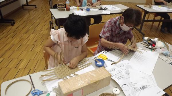 家族で受講生がかごを作っている様子です
