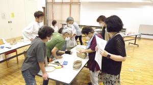 講師が作り方のポイントを説明している様子です