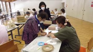 講師に聞きながらかごの案を練っている様子です