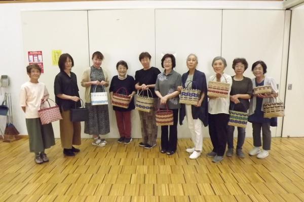 出来上がった作品を手にもって全体写真を撮った様子です