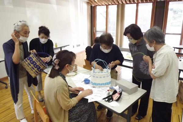 講師の持ち手のつなぎ方を受講生が見ている様子です