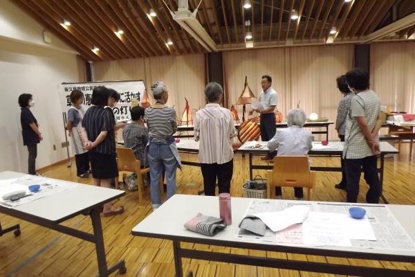 講師が自分の作品を手本に説明をしている様子です