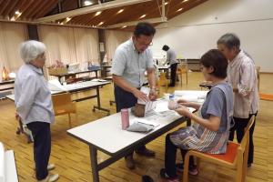 和紙の貼り方を講師が教えている様子です