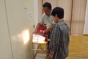 和紙の灯りの明るさを確認している様子です