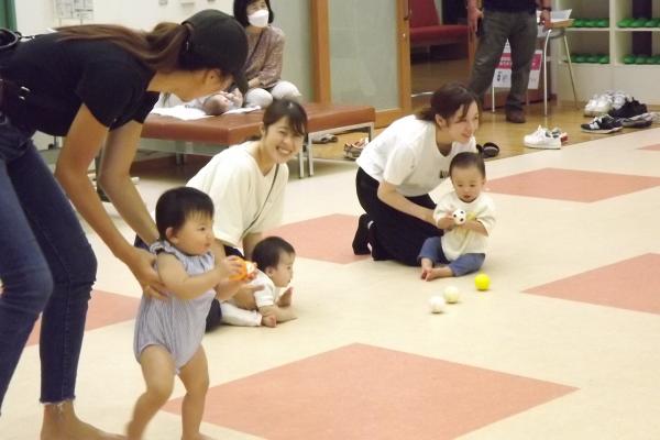 音楽に合わせて子どもたちが踊りだした様子です