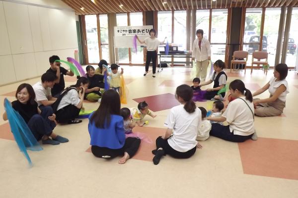 みんなで丸くなって遊んでいる様子です