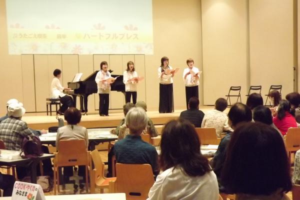 ハートフルブレスの全員が歌を歌っている様子です
