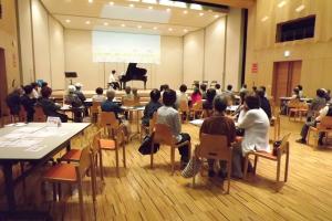 ピアノの演奏を来場者が聞いている様子です