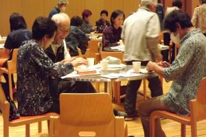 来場者がソフトビスケットを食べている様子です