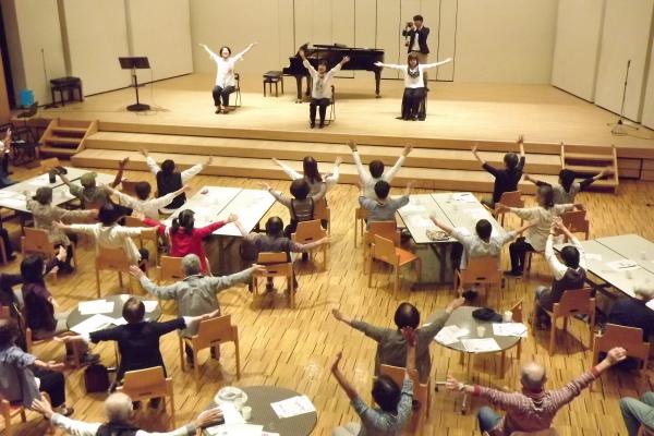 音楽に合わせて体操をしている様子です