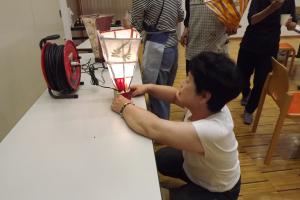 受講生が違う角度から作品を確認している様子です