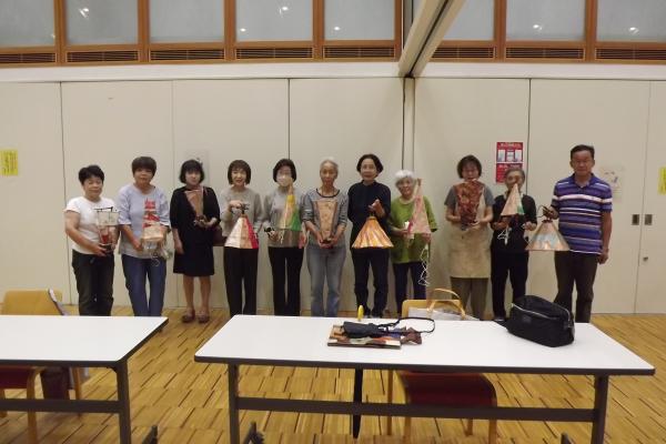 作品を手にもって全員で写した様子です
