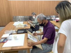 絵を描く受講生