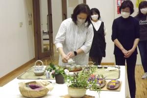 講師が煎茶を入れる作法を見せている様子です