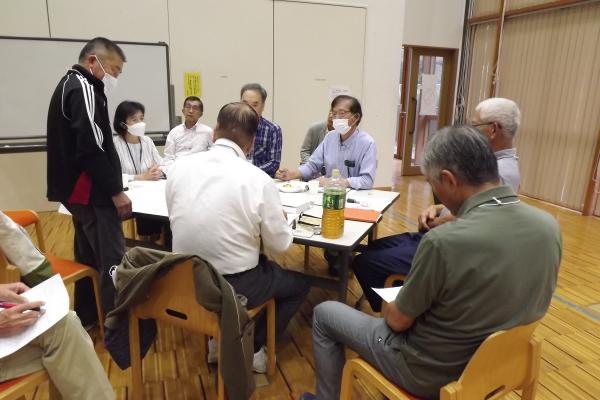 グループで会議をしている様子です