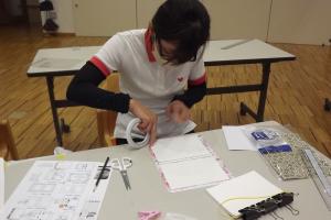手帳の表紙を作っている様子です