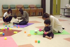 ボールで幼児が遊んでいる様子です