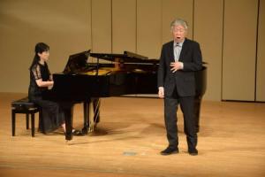 ピアノの音楽で独唱している様子です