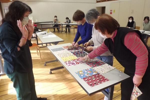 手帳の表紙の柄を選んでいる様子です
