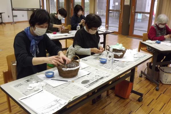 かごに和紙を貼り始めた様子です
