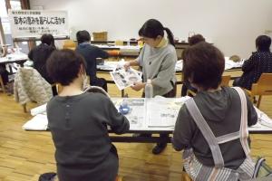 講師が和紙の貼り方の説明をしている様子です