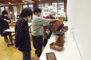 講師の作品を参考にしている様子です