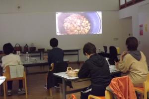 柿渋を作る工程をビデオで説明している様子です
