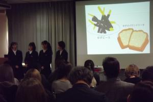 夜久野学園8年生が未来予想図の発表をしている様子です