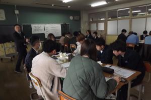 グループに分かれて夜久野のみらいについて討議をしている様子です