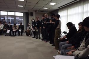 グループで話し合った内容を全体の場で発表している様子です