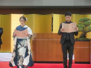 二十歳を祝う会式典_朗読の様子