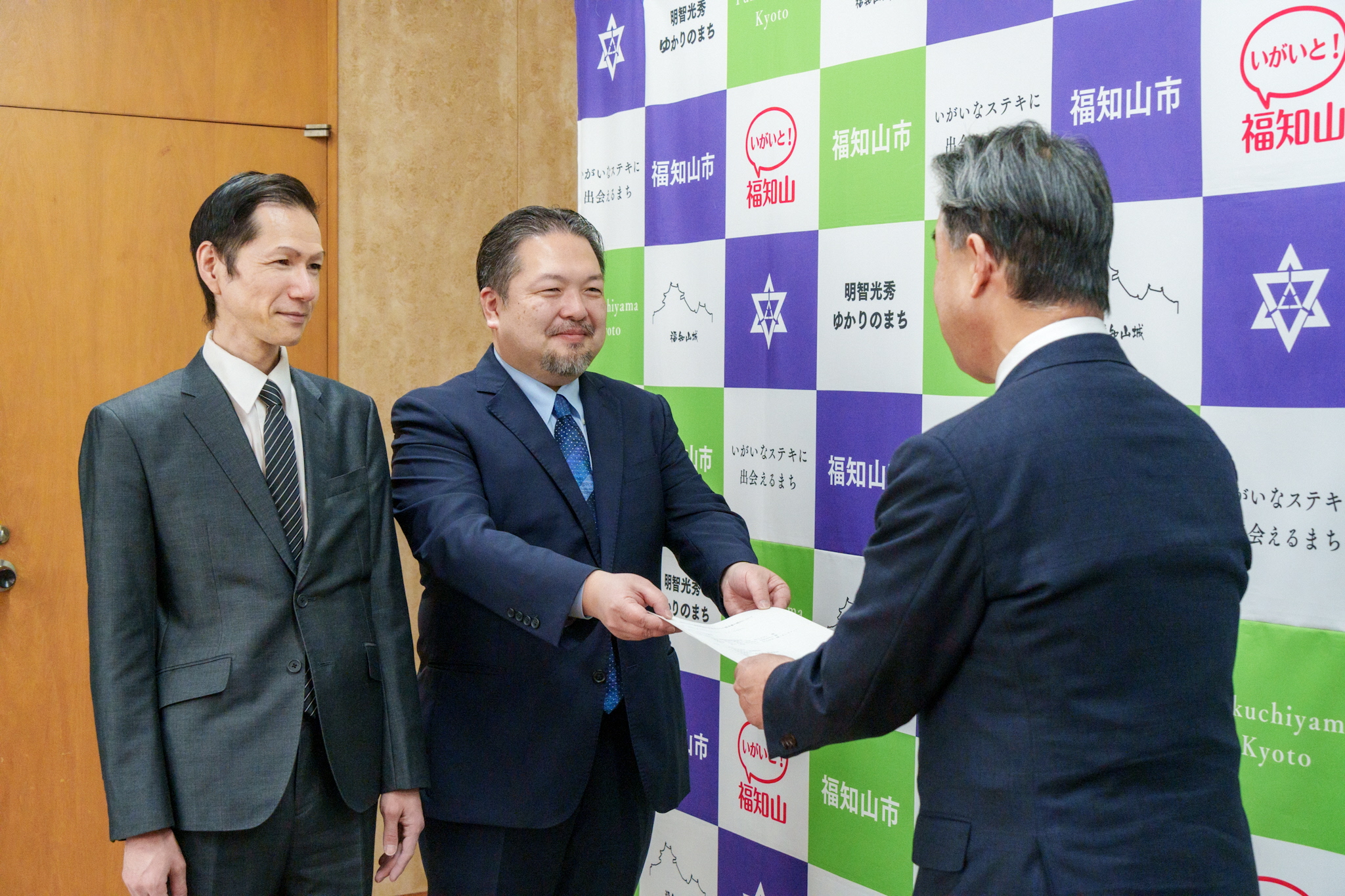 提言書を大橋市長に手渡す広報戦略検討委員長