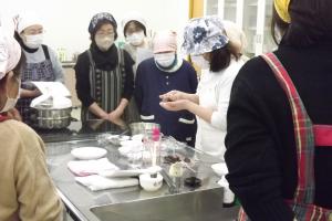 講師がいなかまんじゅうの作り方の手本を見せている様子です